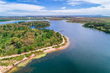 Devilbend Reservoir gölü ve ormanı - hava manzarası
