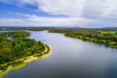 Devilbend Reservoir Gölü ve Ormanı 'nın hava manzarası