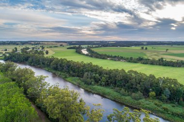 Avustralya kırsalında akan nehir - hava manzarası