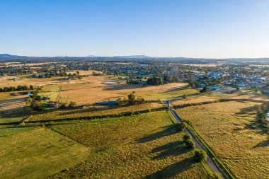 Gün batımında Orbost kasabası ve tarlaları - Victoria, Avustralya 'da hava manzarası