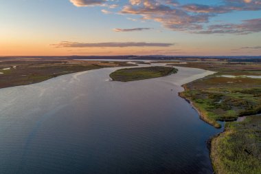 Alacakaranlıkta Karlı Nehir Estuary - hava manzarası.