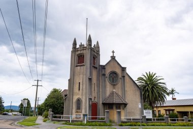 Orbost, Avustralya - Aralık 2020: St. James Anglikan Kilisesi cephesi