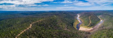 Bir yaz günü Karlı Nehir Ulusal Parkı 'nın geniş hava manzarası