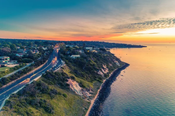 Nepean Karayolu 'nun Frankston, Victoria' daki Olivers Tepesi 'nden gün batımında geçişi.