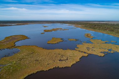Avustralya 'daki Gippsland Gölleri sahil parkının havadan görünüşü