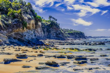Muhteşem okyanus kıyısı uçurumları Güzel bir yaz günü Beyaz kabarık bulutlarla