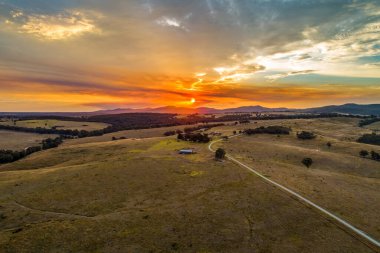 Avustralya kırsalında güzel bir günbatımı - hava manzarası
