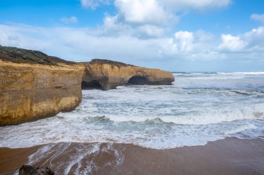 Güçlü okyanus dalgaları ve Londra Köprüsü oluşumu Victoria, Avustralya 'daki ünlü Büyük Okyanus Yolu' nda