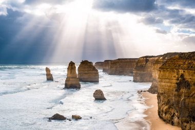 12 Havari kayalar - fırtınadan sonra inanılmaz güneş ışınları manzarası