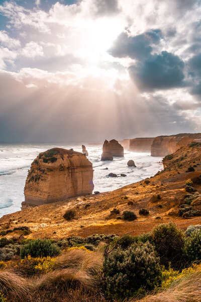 Солнечный свет над знаменитыми скалами 12 апостолов в Виктории, Австралия