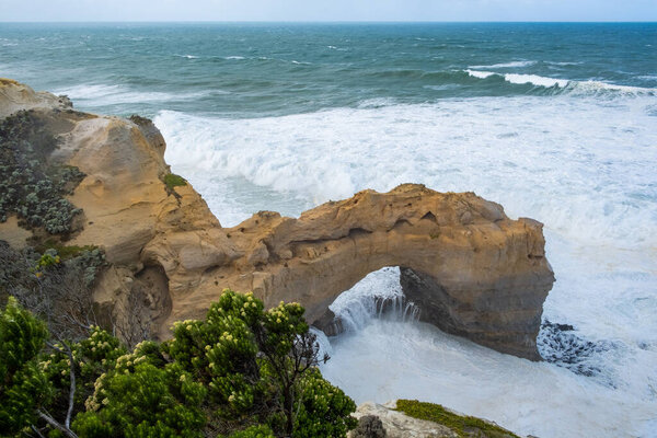 Арка - известняковая скала на знаменитой Великой океанской дороге, Виктория, Австралия