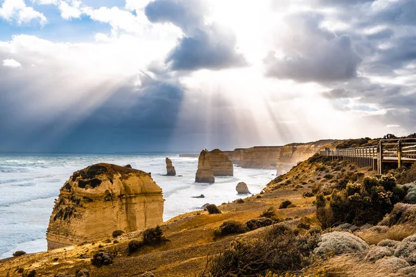 Sun Rays Clouds Shining Twelve Apostles Rock Formations Great Ocean — Foto Stock