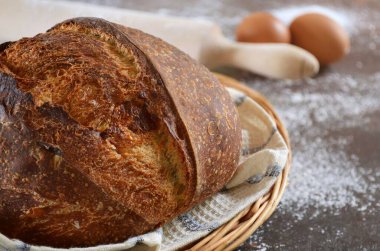 Taze pişmiş ev yapımı ekmek ve kıtır kıtır ekmek.