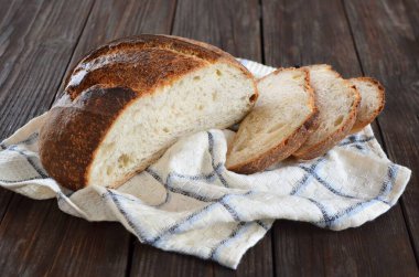 Mutfak havlusunda ev yapımı ekmek.