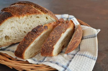 Mutfak havlusunda çıtır çıtır ekmek dilimlenmiş yakın çekim..