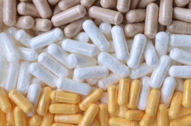 Sağlık ve bağışıklık için kapsüllerde çeşitli vitaminler ve besin takviyeleri