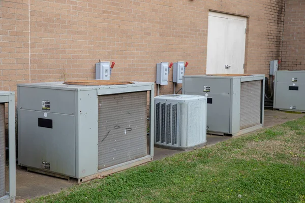 Meerdere Commerciële Airconditioning Compressoren Buiten Bakstenen Gebouw — Stockfoto