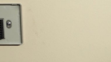 Duvardaki termostat kablolarını ve ayraçları göstermek için kameranın yavaş kayışı