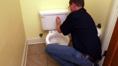 Ev sahibi tuvaleti tamir ediyor.