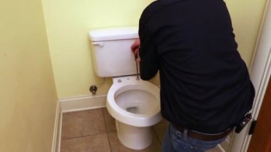 Adam tuvalette çalışıyor.