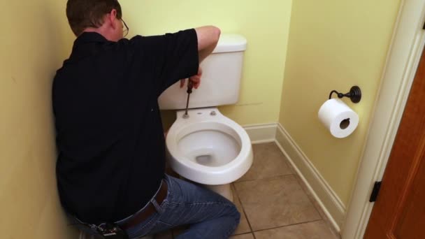 Tukang Ledeng Bekerja Toilet Rusak — Stok Video