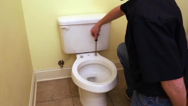 사람은 화장실을 수리하는 도구를 — 비디오