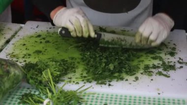 Fesleğen kesilip doğranıyor.