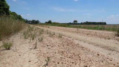 Kamera kulesi tarım arazisi ve çakıl yolunu ortaya çıkarmak için hareket ediyor