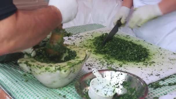 Basílio Sendo Preparado Para Pesto — Vídeo de Stock