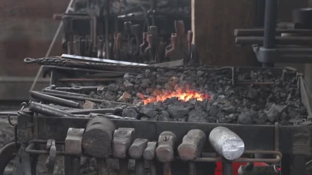 Σιδηρουργείο Σφυρηλατήσει Ζεστό Δοχείο Για Την Εργασία Σίδηρο — Αρχείο Βίντεο