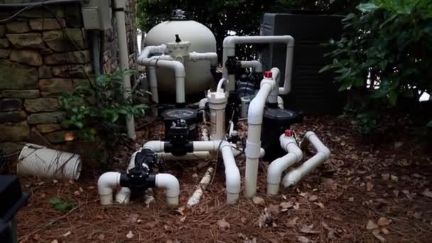 家庭附近的水泵和过滤设备 — 图库视频影像