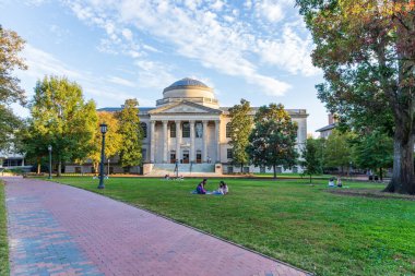 UNC Kampüsü 'ndeki Kuzey Carolina Üniversitesi Chapel Hill Kütüphanesi.