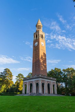Chapel Hill, NC / USA - 23 Ekim 2020: UNC Kampüsü 'ndeki çan kulesi