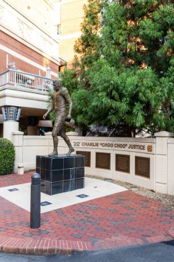 Chapel Hill, NC / USA - 23 Ekim 2020: Charlie Choo Choo Adalet Heykeli Kuzey Carolina Üniversitesi kampüsünde