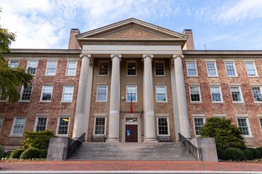 Chapel Hill, NC / USA - 22 Ekim 2020: Kuzey Carolina Chapel Hill Üniversitesi kampüsündeki Güney Binası