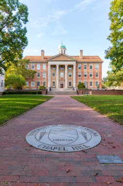 Chapel Hill, NC / USA - 21 Ekim 2020: The University of North Carolina Chapel Hill Seal in brick walk way to The South Building