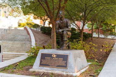 Atlanta, GA / ABD - 31 Ekim 2020: Georgia Tech 'te Robert L (Bobby) Dodd heykeli, Bobby Dodd, College Football Hall of Fame üyesi..