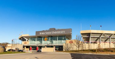 Ames, IA, ABD - 4 Aralık 2020: Iowa Eyalet Üniversitesi kampüsündeki Jack Trice Stadyumu