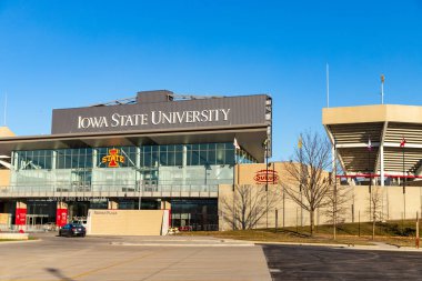 Ames, IA, ABD - 4 Aralık 2020: Iowa Eyalet Üniversitesi kampüsündeki Jack Trice Stadyumu
