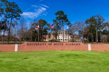 Mobile, AL - 2021: Güney Alabama Üniversitesi işaret ve bayrakları