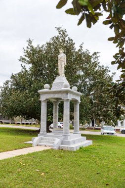 Ellisville, MS 19 Mart 2021 Ellisville 'deki Jones County Adliyesi' nin dışındaki Konfederasyon Heykeli.