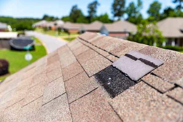 Missing Shingles Roof Due Storm Damage — Stock Photo, Image