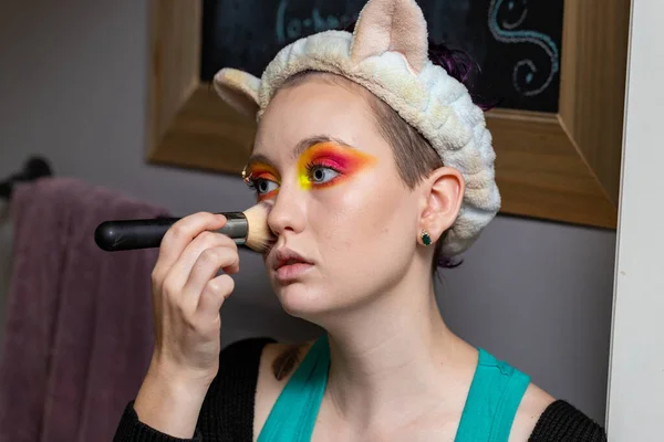 Jeune Femme Utilise Pinceau Pour Appliquer Maquillage Sur Son Visage — Photo