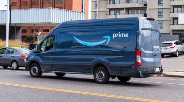 Memphis, TN 'de Amazon Prime logosu olan Amazon dağıtım aracı.