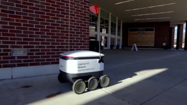 Оксфорд Робот Космического Корабля Самоуправляемый Робот Доставки Кампусе Университета Миссисипи — стоковое видео