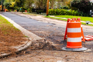 Yol yapım ekipmanları sokağı onarıyor.