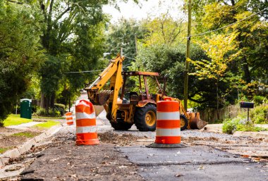 Yol yapım ekipmanları sokağı onarıyor.