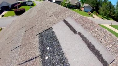 Fırtına sırasında çatı kiremitleri hasar gördü