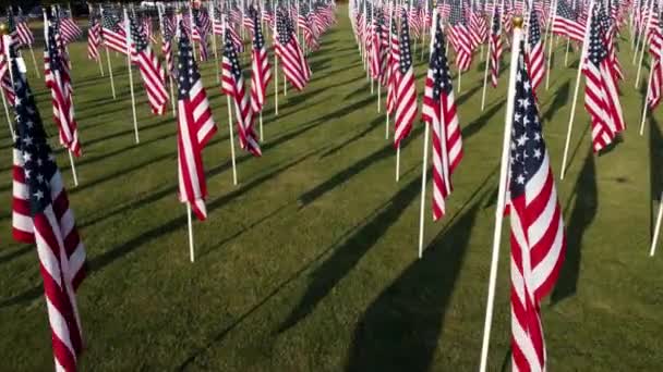 Video udara terbang melalui Bendera Amerika — Stok Video