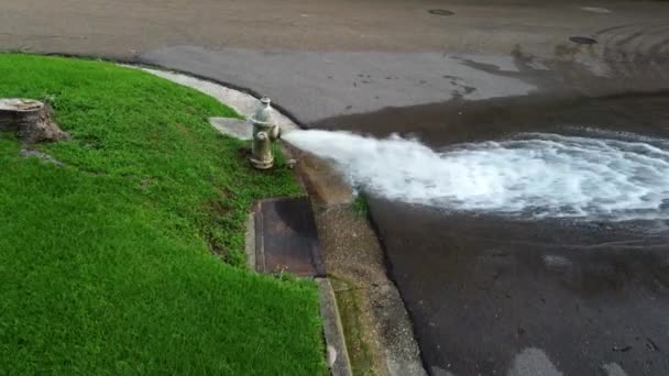 Letecké Video Otevřeného Požárního Hydrantu Vodou Tekoucí Ulici — Stock video